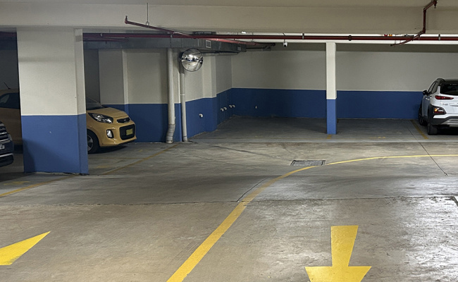 Killara - Secure Large Parking Spot close to Train Station