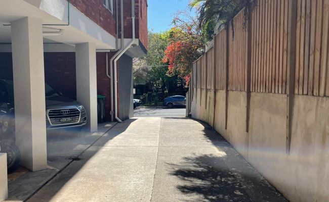 Undercover parking 1 min walk to Bronte beach