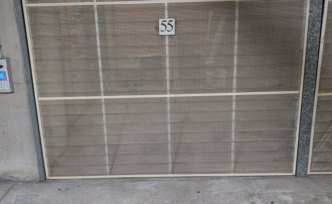 Great Undercover/Lockup car space 1 level Near Domain Carpark