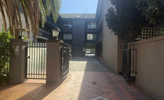 Great parking space within metres to Swinburne