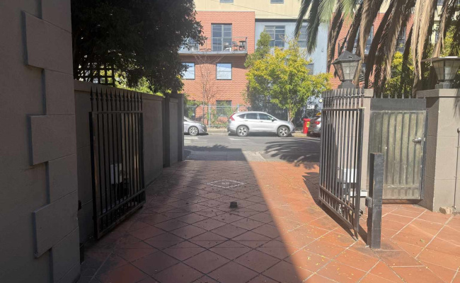 Great parking space within metres to Swinburne