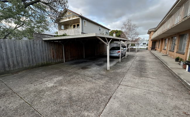 Parking spot close to train station,highway and Chadstone shopping centr