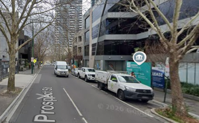 Box Hill center, 2min walk to shopping centre