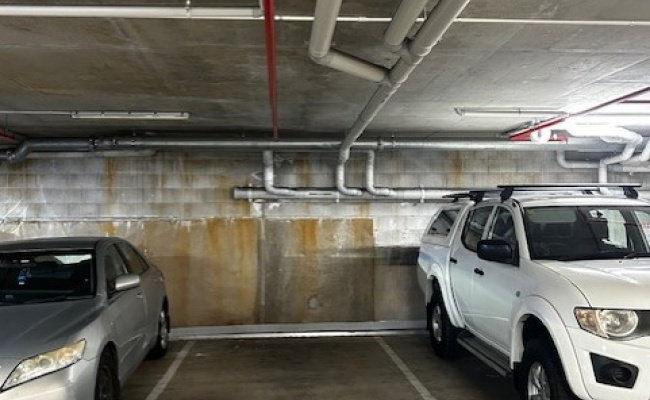 Convenient Parking Short Stroll to CBD, Milton & Roma St Stations