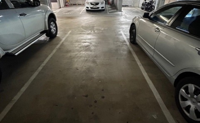 Convenient Parking Short Stroll to CBD, Milton & Roma St Stations