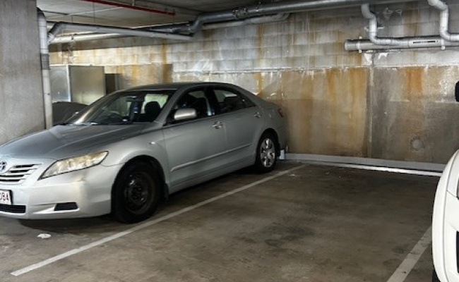 Convenient Parking Short Stroll to CBD, Milton & Roma St Stations