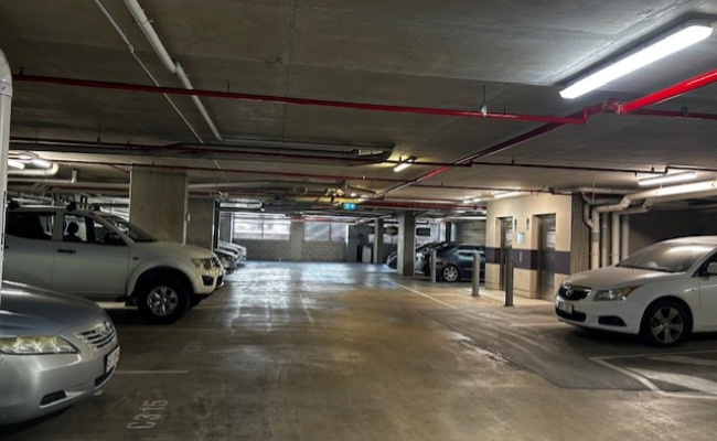 Convenient Parking Short Stroll to CBD, Milton & Roma St Stations