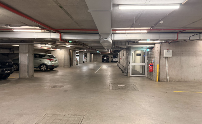 Queen St Parking- Walking distance from Queens Place and 380 Apartment Lonsdale