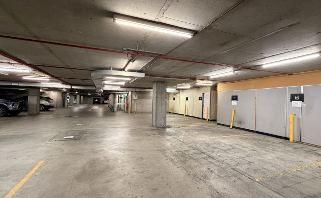 Queen St Parking- Walking distance from Queens Place and 380 Apartment Lonsdale