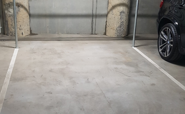 Parking Between MELBOURNE UNI, RMIT, Tram Stop AVAILABLE