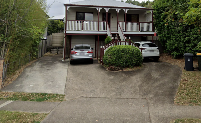 Secure garage, short walk to UQ, PA hospital