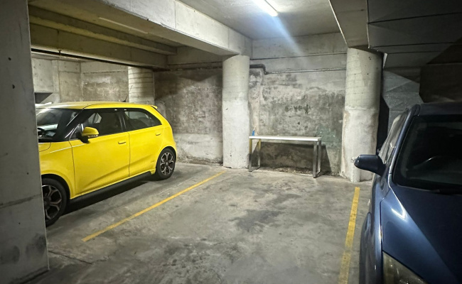 Great Parking space next to Redfern Station