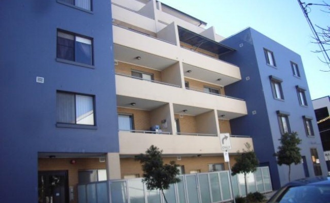 100mts to Redfern train station-Secure parking 24/7 acces