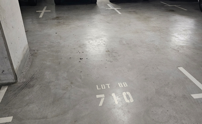 Secure Garage Parking, 1 min walk to Rhodes Train station and Rhodes Central