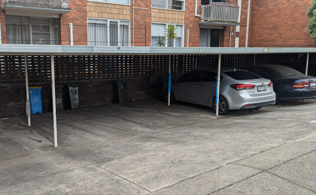 Great parking space 100m from Camberwell Junction