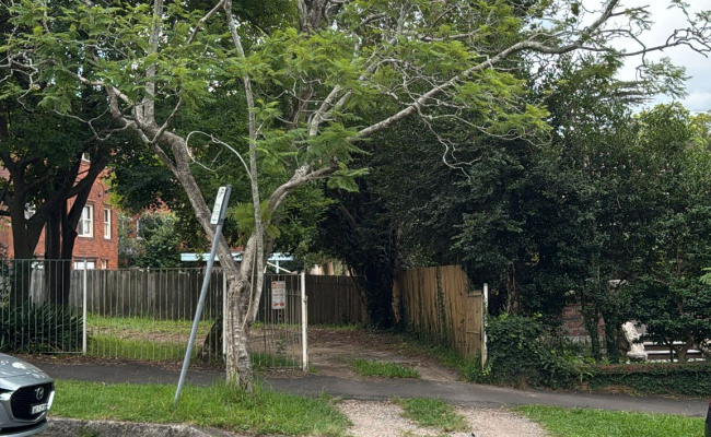 Gordon - CCTV open backyard, 15s to station.