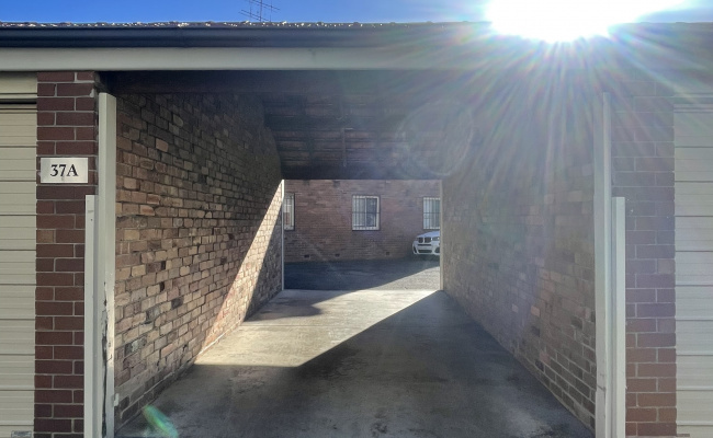 Kirribilli - Spacious Outdoor Parking Near Train Station