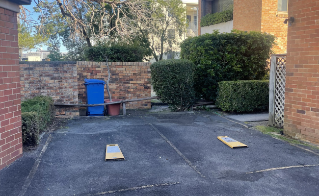 Kirribilli - Spacious Outdoor Parking Near Train Station