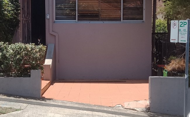 5mins to hall st shops bus and beach
