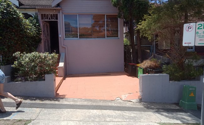 5mins to hall st shops bus and beach