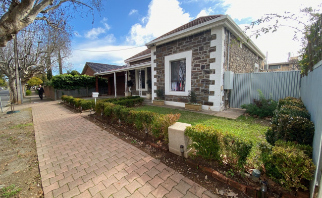 Large space adj. Southern Parklands (lockup garage also avail. - contact for more info)