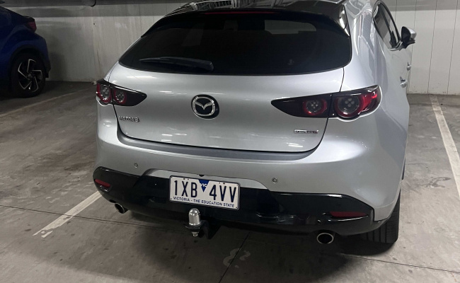 Great and safe parking space in Springvale, close to the station and market!