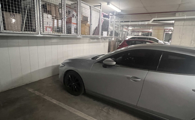 Great and safe parking space in Springvale, close to the station and market!