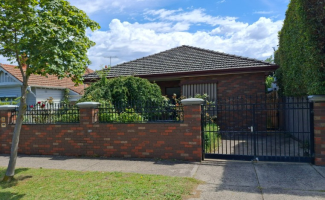 Malvern East - Great Driveway Parking Near Central Park