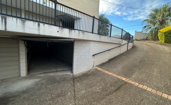 Locked tandem carpark plus huge large storage area in Herston, suit long term storage, approx 70m2!