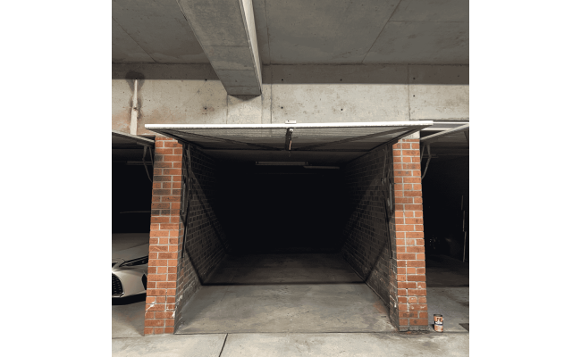 Lock-Up Garage in Cronulla, 5m from Station.