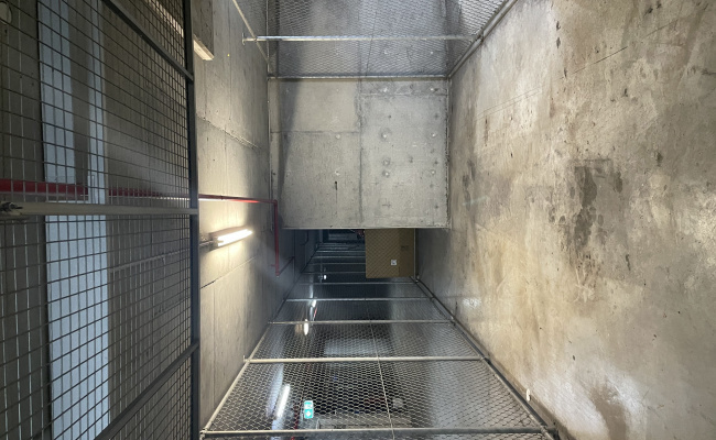 St Leonards - Secure underground lock-up garage with extra storage space - 1 minute from the station
