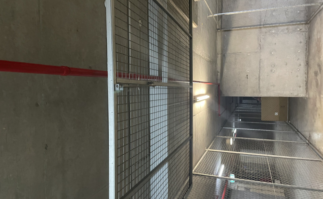 St Leonards - Secure underground lock-up garage with extra storage space - 1 minute from the station