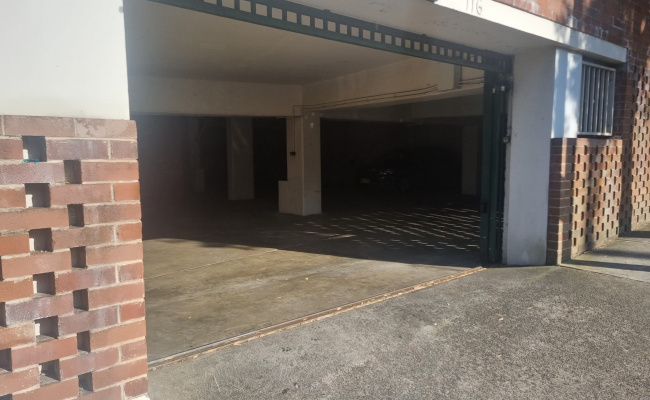 Located close to shops and 200m to buses to the city.