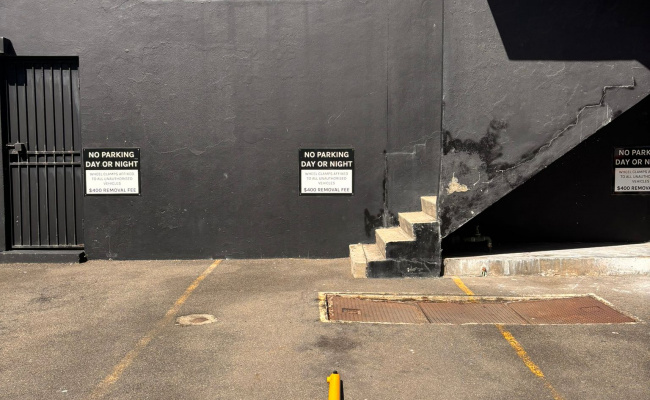 Manly CBD Parking - 1 Block from Beach!