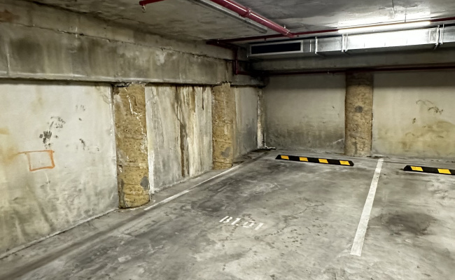Undercover Parking space close to Jam Factory