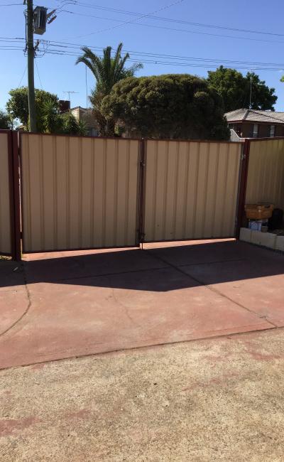 Close to Wellard train station and bus stop only 5-6min walk