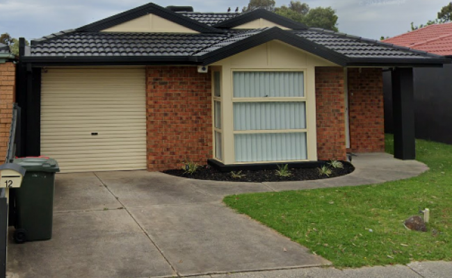 Safe monitored CCTV driveway park 9 min walk from station & shops, close to airport.