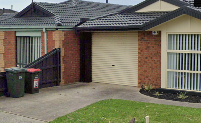 Safe monitored CCTV driveway park 9 min walk from station & shops, close to airport.