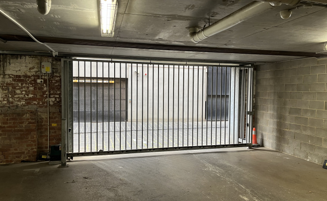 Secure Lock-Up Garage - 24/7 Access - CCTV - Spencer St - 12 min walk to Southern Cross - bus/tram