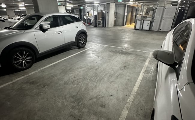Cheap Basement Carpark near Southern Cross/Flagstaff Station and tram to CBD