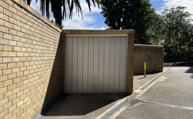 Parking space 5 min walk to bus stop into the City