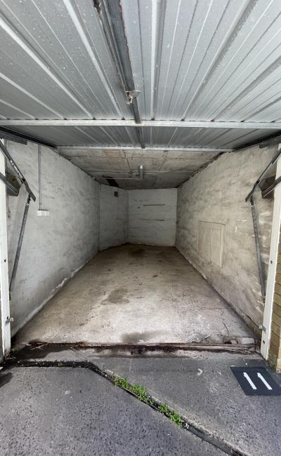 Parking space 5 min walk to bus stop into the City