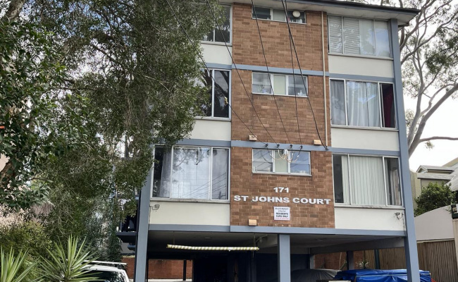 Excellent open lot, associated with an apartmment block in a quiet safe street. USYD RPAH close by.