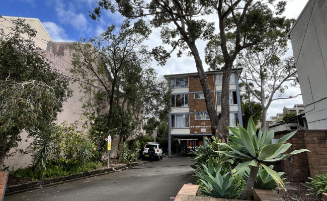 Excellent open lot, associated with an apartmment block in a quiet safe street. USYD RPAH close by.