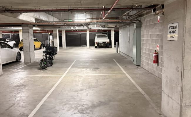 Undercover parking next to Alfred Hospital/St Kilda Rd/Albert Park/Fawkner Park
