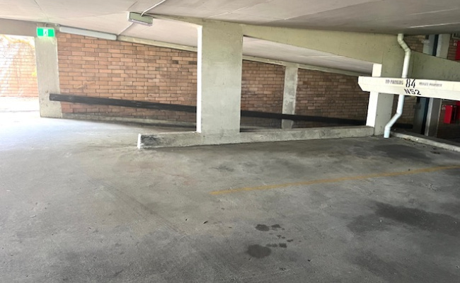 Protected space near express buses to CBD, Bondi Jct and close to shopping.