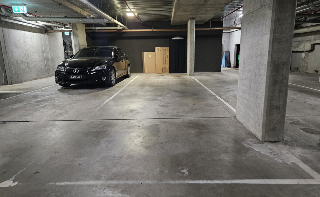 Tandem sized, undercover, secure and convenient to Smith St.