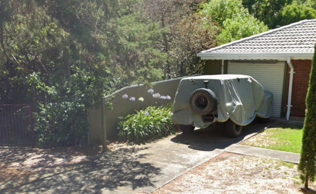 Driveway parking 1 minute walk to train station