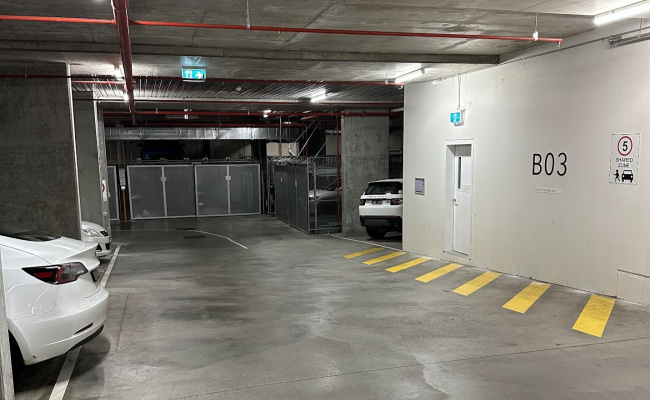 Great indoor secure parking space at the center of Box Hill