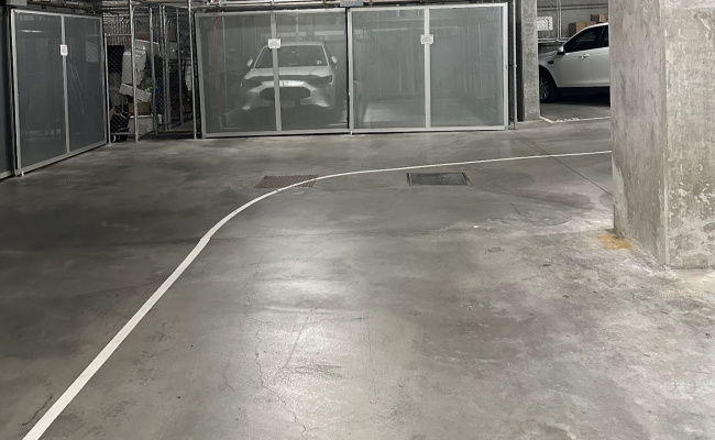 Great indoor secure parking space at the center of Box Hill